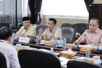 Komisi IV Dewan Perwakilan Rakyat Daerah (DPRD) Provinsi Kalimantan Selatan (Kalsel) menerima audiensi dari Ikatan Pendidikan Nusantara (IPN) terkait kesejahteraan Guru Pegawai Pemerintah dengan Perjanjian Kerja (PPPK). Pertemuan ini berlangsung di ruang rapat Komisi IV, Rabu (22/1/2025) siang. Foto: DPRD Kalsel