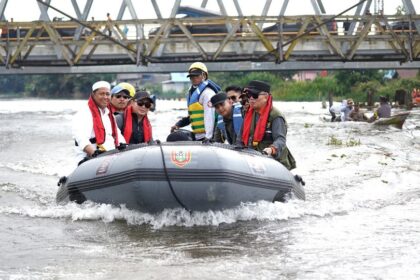 Gubernur Kalsel, H Muhidin saat melakukan peninjauan dilokasi banjir. Foto: Adpim Kalsel