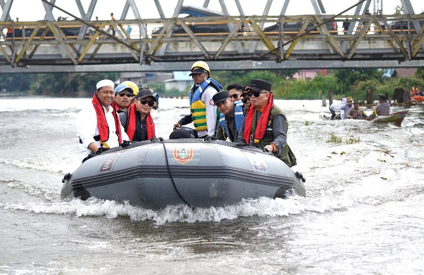 Gubernur Kalsel, H Muhidin saat melakukan peninjauan dilokasi banjir. Foto: Adpim Kalsel