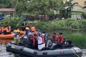 Gubernur Kalsel, H Muhidin saat menaiki perahu karet meninjau warga yang terdampak banjir di Kecamatan Mandastana, Kabupaten Barito Kuala, Sabtu (25/1/2025). Foto: san/siberdbn.com