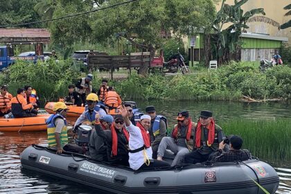 Gubernur Kalsel, H Muhidin saat menaiki perahu karet meninjau warga yang terdampak banjir di Kecamatan Mandastana, Kabupaten Barito Kuala, Sabtu (25/1/2025). Foto: san/siberdbn.com