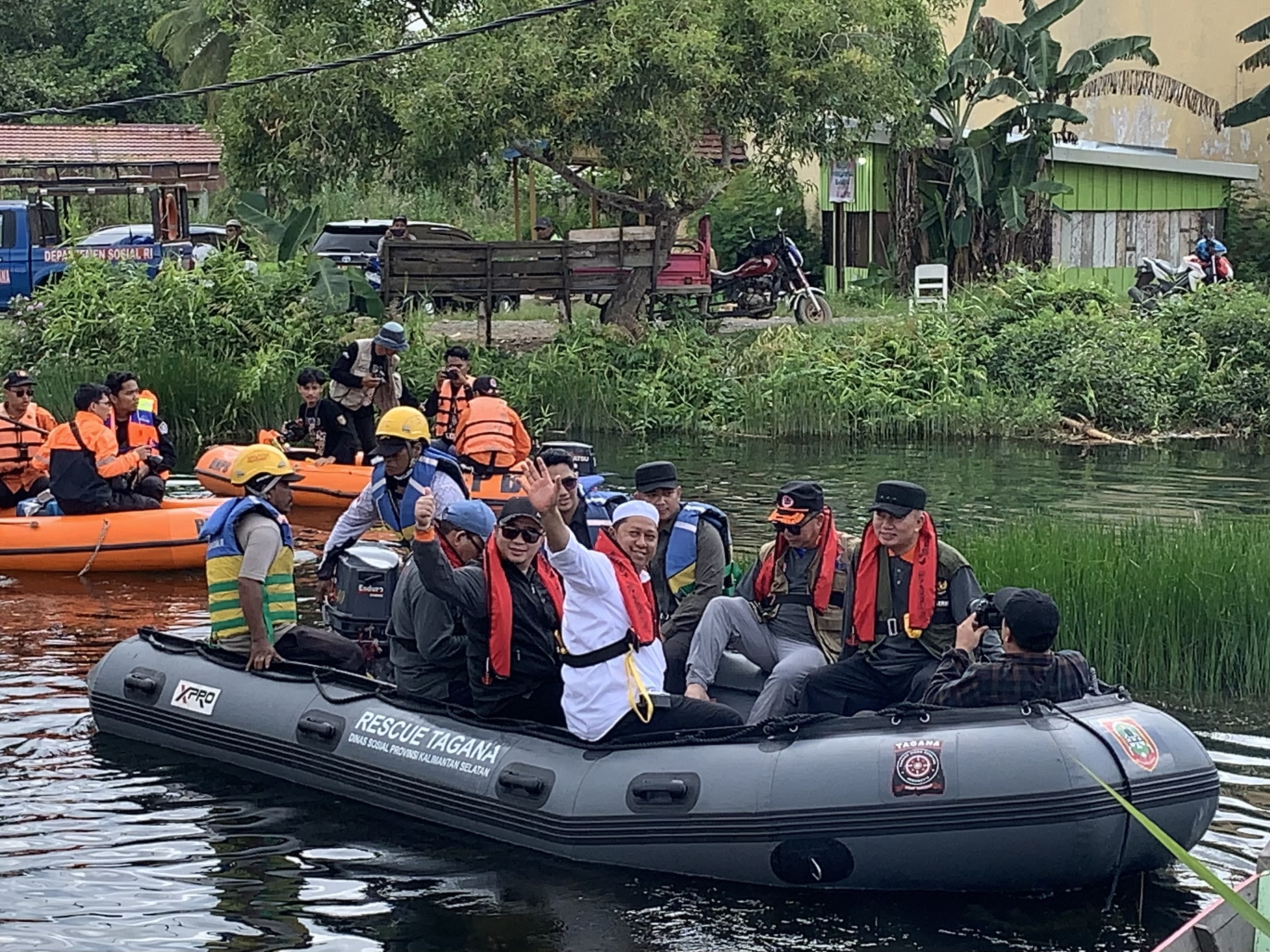 Gubernur Kalsel, H Muhidin saat menaiki perahu karet meninjau warga yang terdampak banjir di Kecamatan Mandastana, Kabupaten Barito Kuala, Sabtu (25/1/2025). Foto: san/siberdbn.com