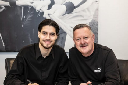 Kevin Diks saat menandatangi kontrak di klub barunya Borussia Monchengladbach. Foto: Instagram Kevin Dika