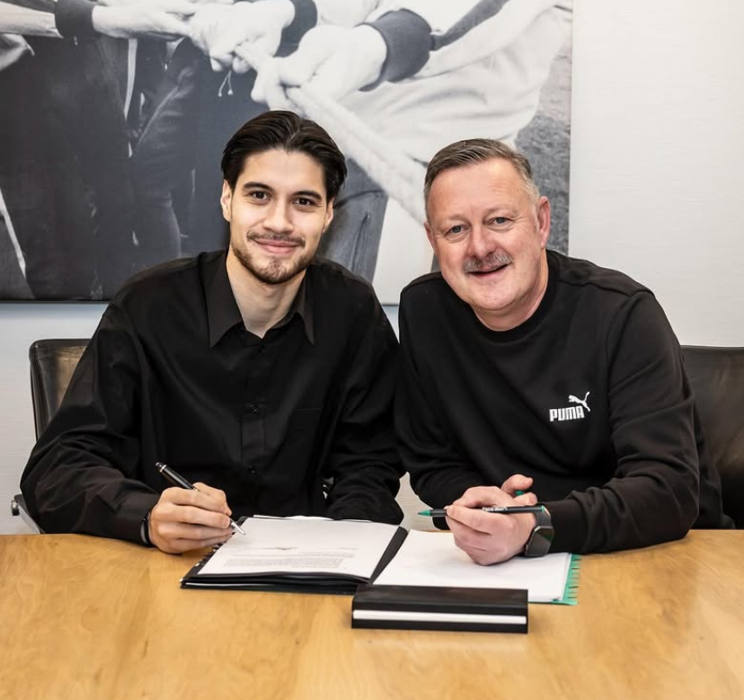 Kevin Diks saat menandatangi kontrak di klub barunya Borussia Monchengladbach. Foto: Instagram Kevin Dika