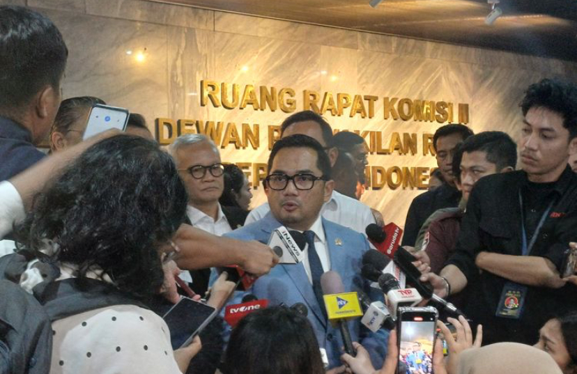 Ketua Komisi II DPR RI, Rifqinizamy Karsayuda usai rapat kerja penetapan jadwal pelantikan Kepala Daerah hasil Pilkada serentak 2024, Rabu (22/1/2025). Sumber Gambar: Kompas