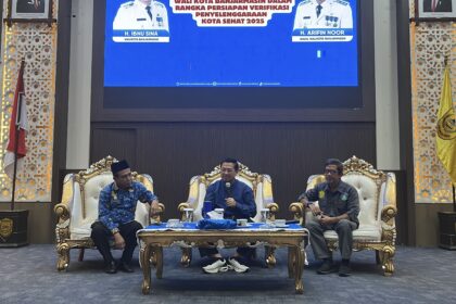 Walikota Banjarmasin H Ibnu Sina, didampingi Wakil Walikota H Arifin Noor memberikan arahan kepada seluruh lintas SKPD yang tergabung dalam Forum Kota Sehat Banjarmasin. Foto: Pemko Banjarmasin