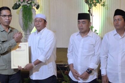 Komisi Pemilihan Umum (KPU) Kabupaten Barito Kuala (Batola) resmi menetapkan Pasangan Calon (Paslon) nomor urut 01 Bahrul Ilmi-Herman Susilo sebagai Bupati dan Wakil Bupati terpilih di Pilkada Batola 2024. Foto: Teladan Kalimantan