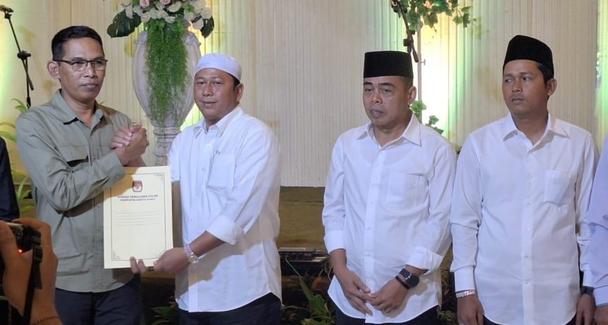 Komisi Pemilihan Umum (KPU) Kabupaten Barito Kuala (Batola) resmi menetapkan Pasangan Calon (Paslon) nomor urut 01 Bahrul Ilmi-Herman Susilo sebagai Bupati dan Wakil Bupati terpilih di Pilkada Batola 2024. Foto: Teladan Kalimantan