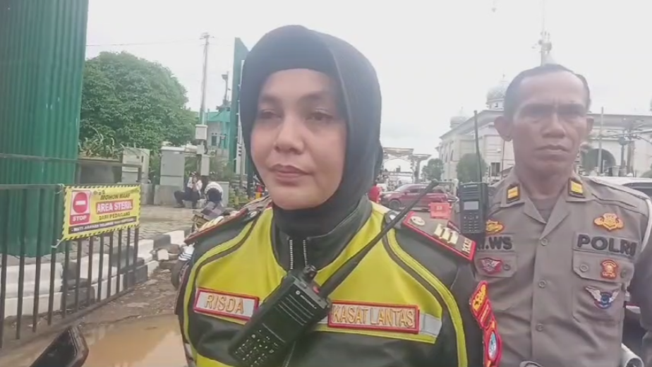 Kasatlantas Polres Banjar, AKP Risda Idfira saat diwawancara awak media, Sabtu (4/1/2025). 5W1H