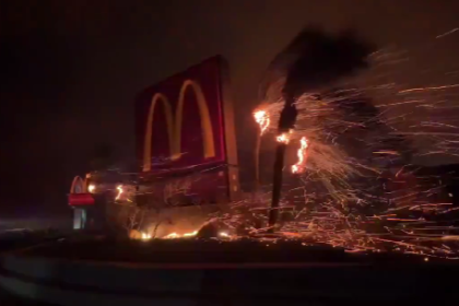 Kebakaran lahan di Eaten, California Utara hanguskan restoran Mc Donakl. Foto: Tangkapan Layar 5W1H