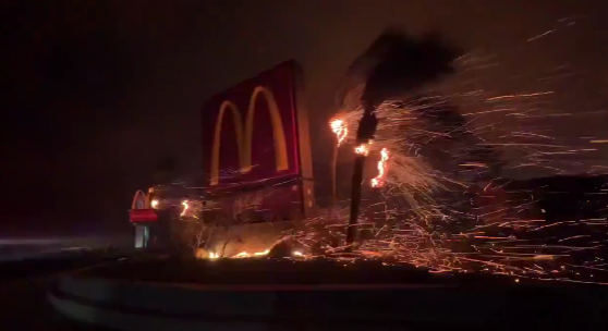 Kebakaran lahan di Eaten, California Utara hanguskan restoran Mc Donakl. Foto: Tangkapan Layar 5W1H