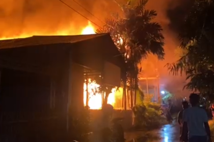 Kebakaran terjadi di Jalan Tembus Mantuil, Kompeleks Wengga Blok F, Kelurahan Kelayan Selatan, Kecamatan Banjarmasin Selatan, Selasa (14/1/2025). Foto: Tangkapan Layar 5W1H