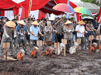 Staf Ahli Bidang Kemasyarakatan dan SDM, Husnul Hatimah usai mengikuti kegiatan penanaman jagung serentak di lahan Kelompok Tani Desa Padang Panjang Kecamatan Sungai Tabuk, Kabupaten Banjar, Selasa (21/1/2025). Foto: MC Kalsel