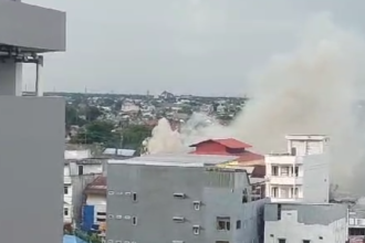 Kebakaran di Jalan Veteran, Gang 4A, Kelurahan Melayu, Kecamtaan Banjarmasin Timur sudah mengeluarkan asap putih, Senin (27/1/2025). Foto: Tangkapan Layar 5W1H