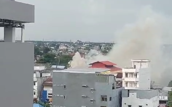 Kebakaran di Jalan Veteran, Gang 4A, Kelurahan Melayu, Kecamtaan Banjarmasin Timur sudah mengeluarkan asap putih, Senin (27/1/2025). Foto: Tangkapan Layar 5W1H