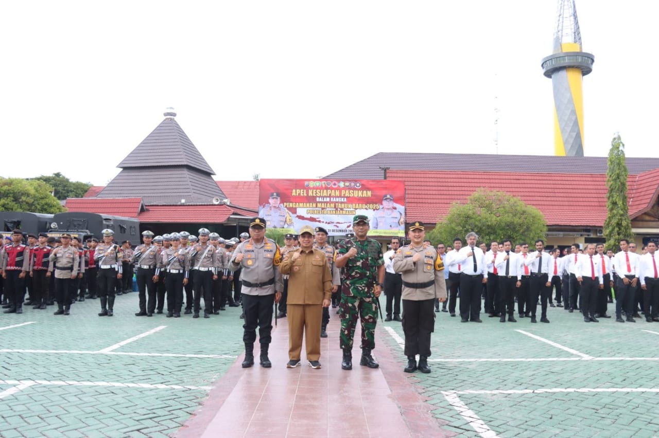 Polresta Banjarmasin laksanakan apel gabungan pengamanan malam tahun baru 2025 di halaman Mapolresta Banjarmasin, Selasa (31/12/2024). Foto: Humas Polresta Banjarmasin