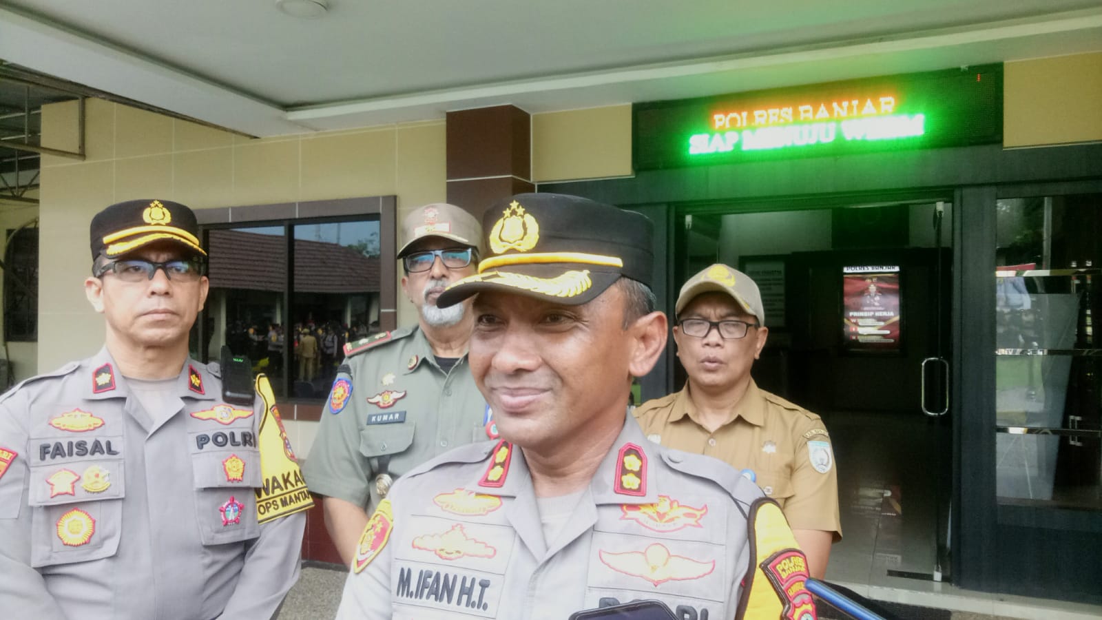 Kapolres Banjar, AKBP M Ifan Hariyat saat diwawancara awak media. Foto: siberdbn.com - Muhammad AR