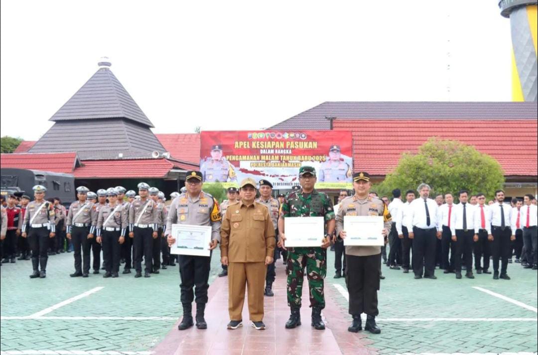 Foto bersama usai menerima penghargaan dari Walikota Banjarmasin dalam acara apel gabungan kesiapan pengamanan tahaun baru 2025, Selasa (31/12/2024). Foto: Humas Polresta Banjarmasin 5W1H