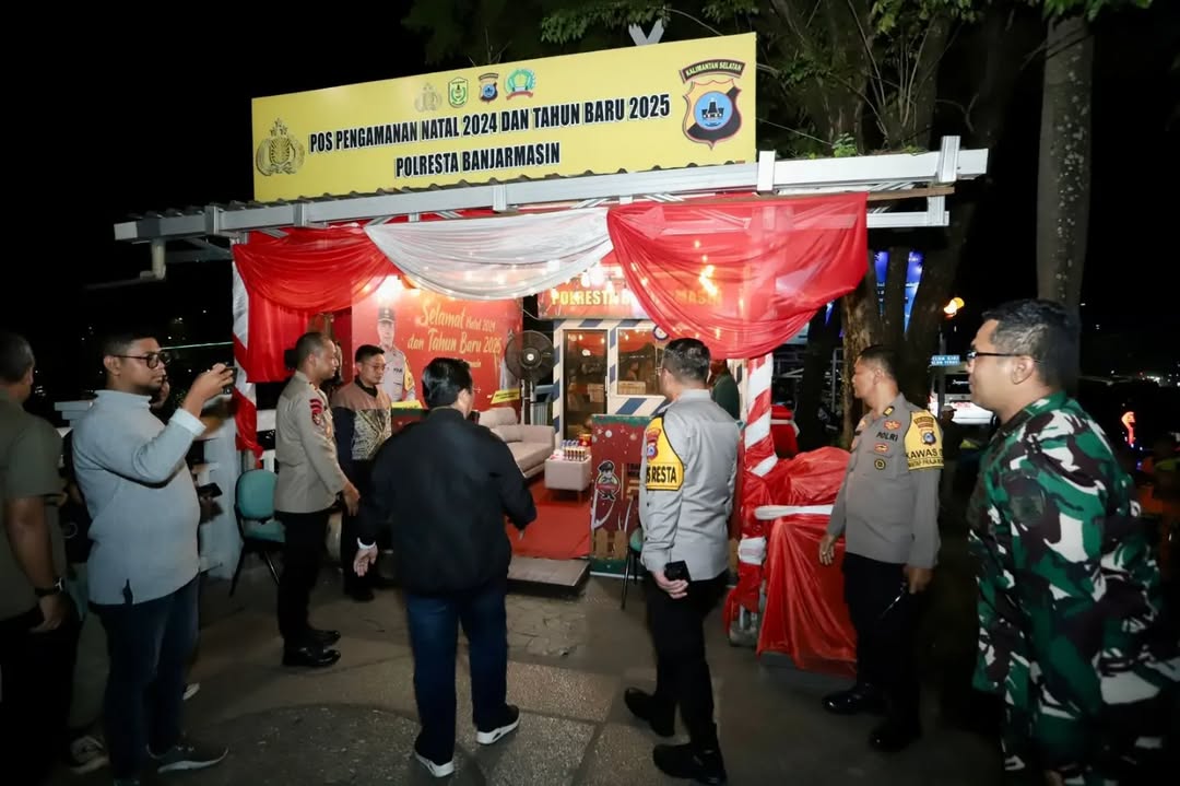 Kapolresta Banjarmasin, Kombes Pol Cuncuun Kurniadi dampingi Walikota Banjarmasin saat berkunjung ke Pos Keamanan Lilin Intan 2024 usai patroli gabungan memantau suasana malam tahun baru 2025 di Kota Banjarmasin, Rabu (1/1/2025) Foto: Humas Polresta Banjarmasin 5W1H