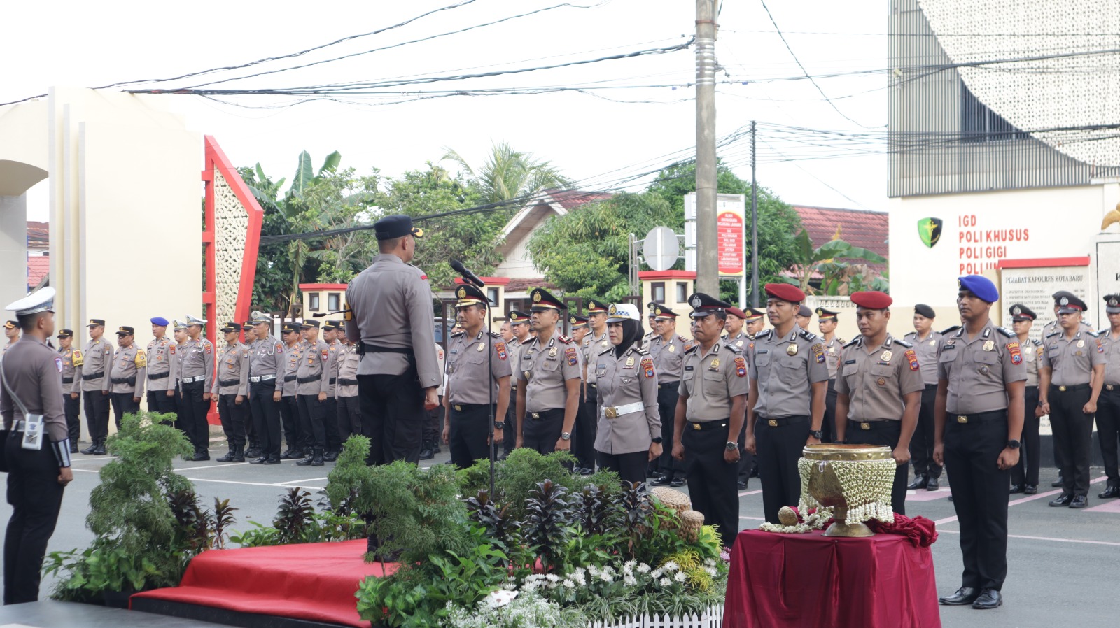 Polres Kotabaru menggelar upacara Korp Raport kenaikan pangkat yang berlangsung di halaman Mapolresta Kotabaru, Kamis (2/1/2025). Foto: Humas Polres Kotabaru 5W1H