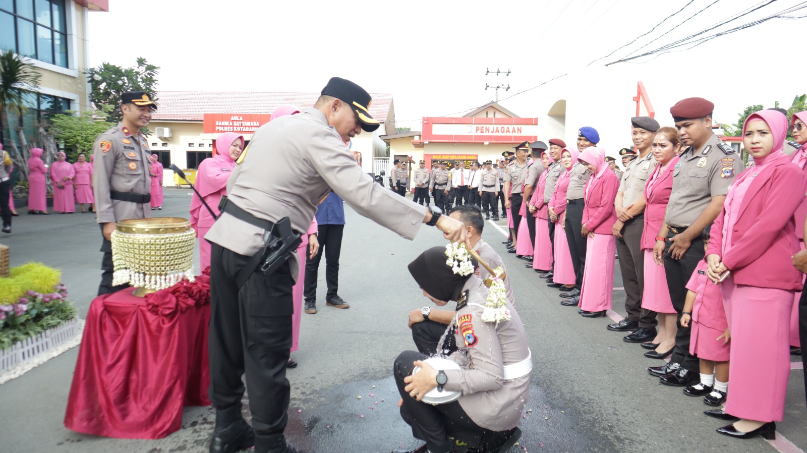 Kapolres Kotabaru, AKBP Doli M. Tanjung lakukan siraman kepada personil yang naik pangkat. Foto: Humas Polres Kotabaru 5W1H