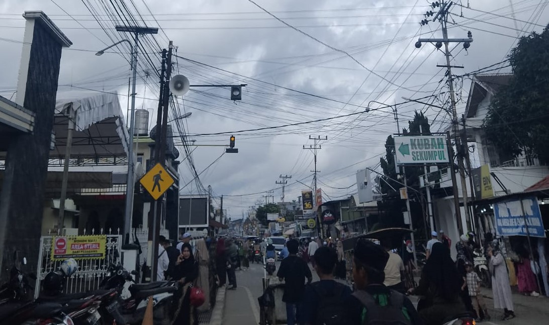 Lautan manusia padati kawasan Jalan Sekumpul, Jum'at (3/1/2025). Foto: ISyamsuni untuk siberdbn.com 5W1H