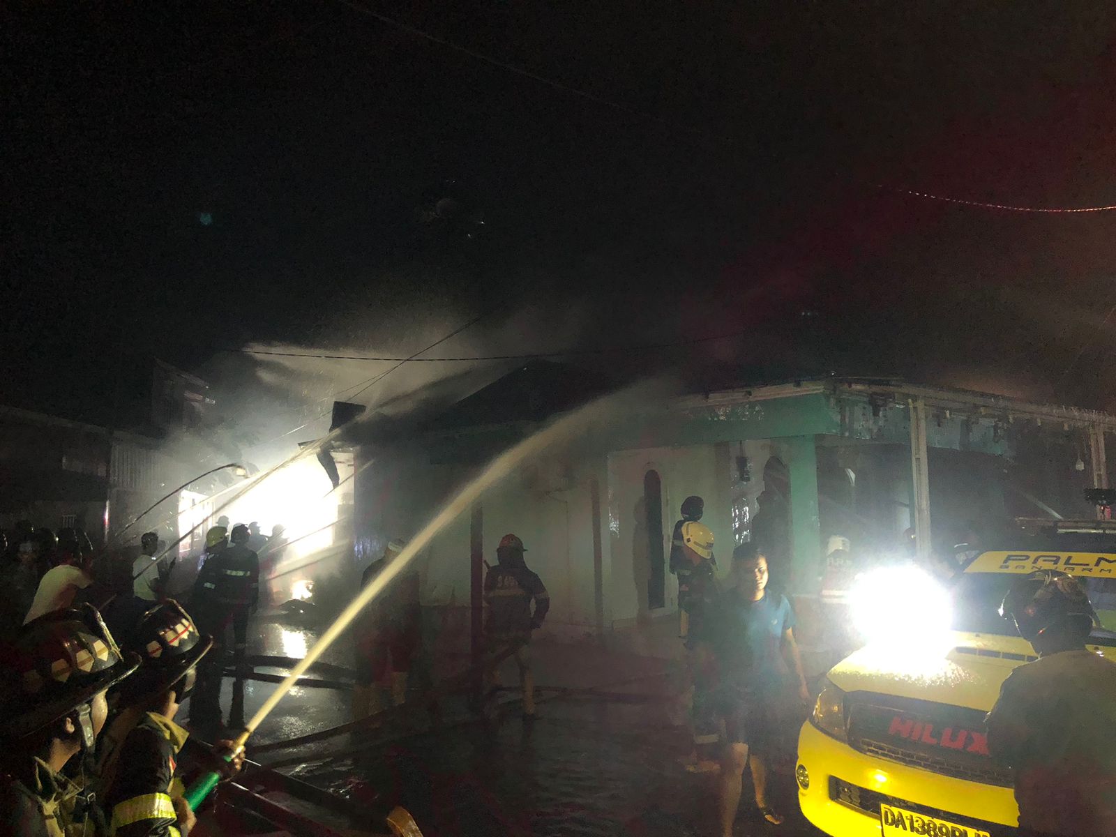 Relawan Barisan Pemadam Kebakaran (BPK) lakukan pembasahan pada objek yang terbakar di kawasan Jalan Simpang Gusti VI, Banjarmasin, Jum'at (10/1/2025). Foto: Relawan 5W1H