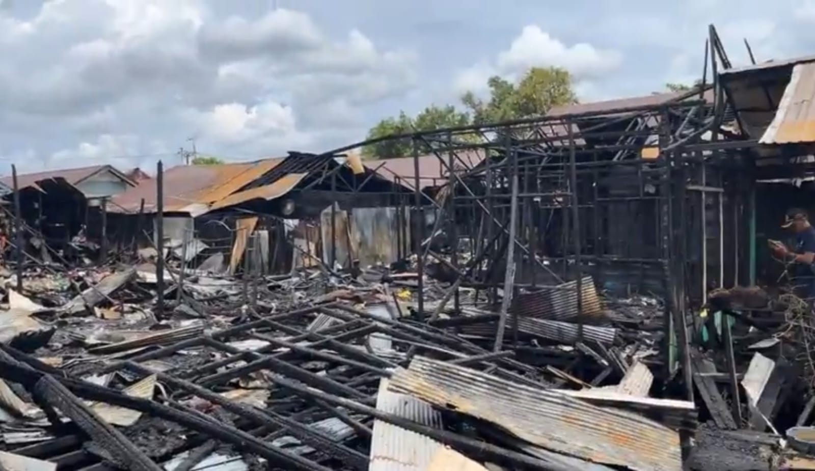 Situasi terkini pasca kebakaran di Jalan SMA 8 RT. 23 RW. 02, Kelurahan Alalak Tengah, Kecamatan Banjarmasin Utara, Senin (13/1/2025). Foto: DPKP Kota Banjarmasin