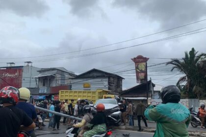 Sebuah mobil jenis Toyota Rush DA 1008 CR menabrak PJU di Jalan Brigjen Hasan Basri sekitar pukul 11.45 Wita, Selasa (14/1/2025). Foto: WAG 5W1H