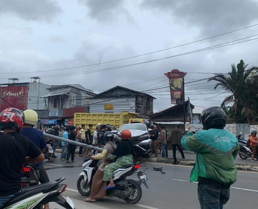 Sebuah mobil jenis Toyota Rush DA 1008 CR menabrak PJU di Jalan Brigjen Hasan Basri sekitar pukul 11.45 Wita, Selasa (14/1/2025). Foto: WAG 5W1H