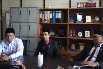 Sekretaris Komisi I DPRD Kotabaru, H. Hasanuddin pimpin rakor dengan Kementerian Agama dan Kabag Kesra Kabupaten Kotabaru terkait rencana pemberangkatan jamaah haji kabupaten Kotabaru tahun 2025. Foto: Humas DPRD Kotabaru 5W1H