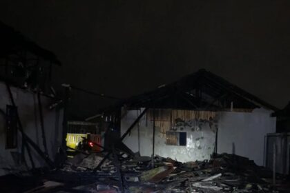 Satu buah rumah luluh lantak akibat kebakaran yang terjadi di Kompleks Wengga Blok F, Jalan Tembus Mantuil RT. 22 dan RT 18, Selasa (14/1/2025). Foto: BPBD Kota Banjarmasin 5W1H