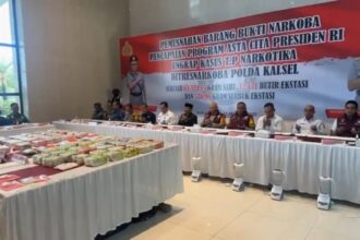 Polda Kalsel gelar konferensi pers pemusnahan barang bukti sindikat Internasional. Foto: Humas Polda Kalsel 5W1H