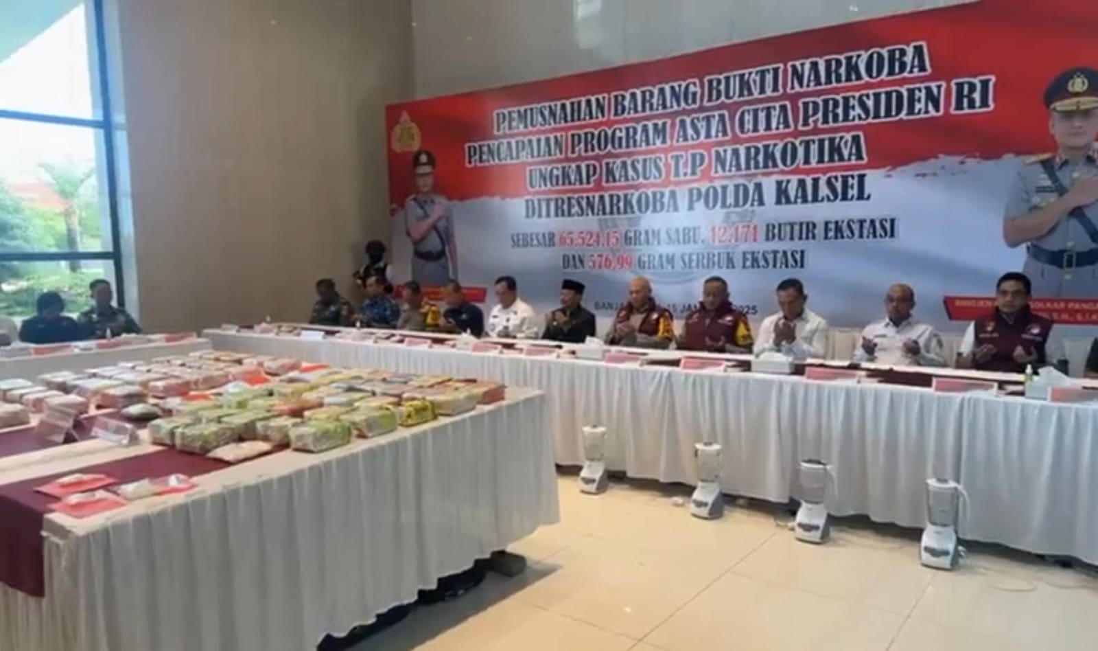 Polda Kalsel gelar konferensi pers pemusnahan barang bukti sindikat Internasional. Foto: Humas Polda Kalsel 5W1H