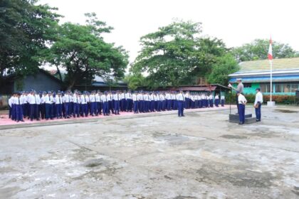 Teks Foto: Satlantas Polresta Banjarmasin berikan edukasi keselamatan berlalu lintas di SMPN 11 Banjarmasin. Senin (20/1/2025). Foto: Ops Satlantas Polrestra Banjarmasin