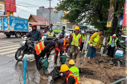 Tim PAM Bandarmasih lakukan perbaikan atas bocornya pipa 500 mm di simpang 4 Gatot Subroto, Selasa (21/1/2025). Foto: Humas PAM Bandarmasih