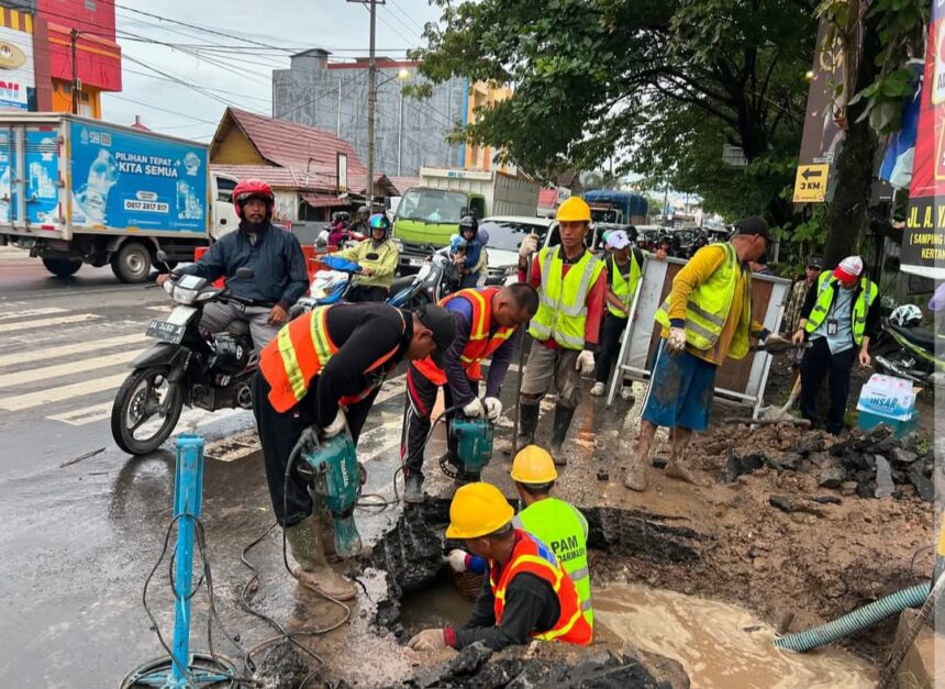 Tim PAM Bandarmasih lakukan perbaikan atas bocornya pipa 500 mm di simpang 4 Gatot Subroto, Selasa (21/1/2025). Foto: Humas PAM Bandarmasih