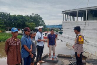 Bhabinkamtibmas Polsek KPL lakukan kegiatan dialogis di Pelabuhan TPI Banjar Raya, Rabu (22/1/2025). Foto: Humas Polsek KPL Banjar Raya.