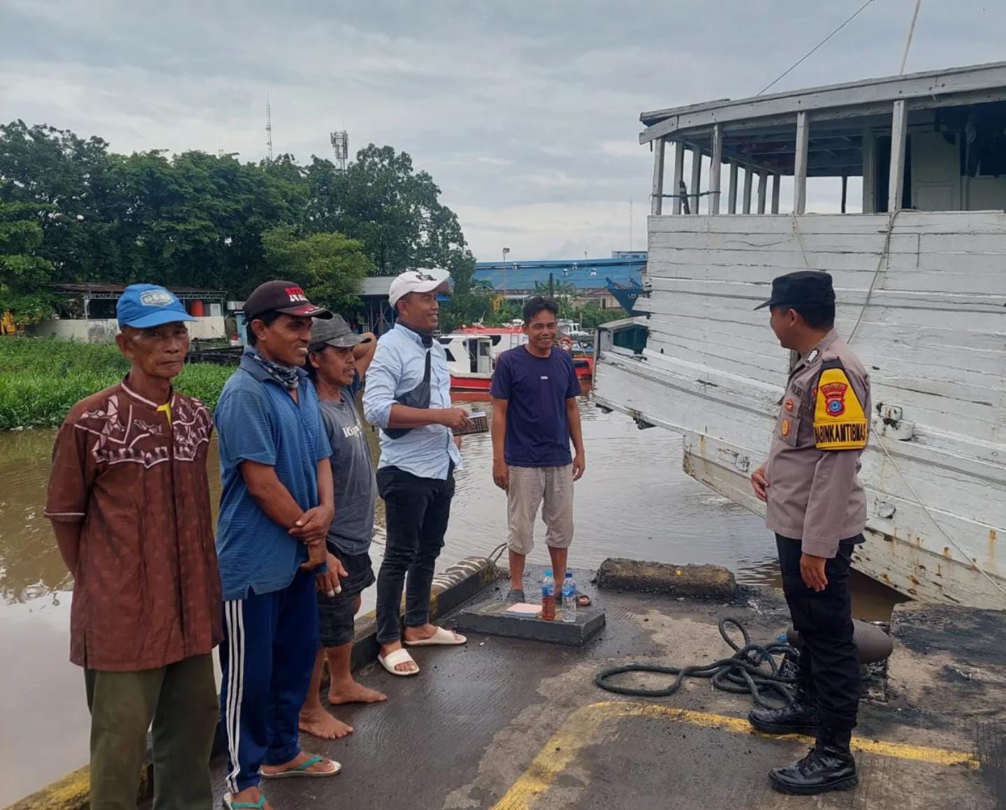 Bhabinkamtibmas Polsek KPL lakukan kegiatan dialogis di Pelabuhan TPI Banjar Raya, Rabu (22/1/2025). Foto: Humas Polsek KPL Banjar Raya.