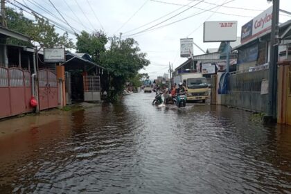 Kawasan di wilayah Pemurus Dalam, Kecamatan Banjarmasin Selatan direndam banjir, Selasa (21/1/2025). Foto: BPBD Kota Banjarmasin