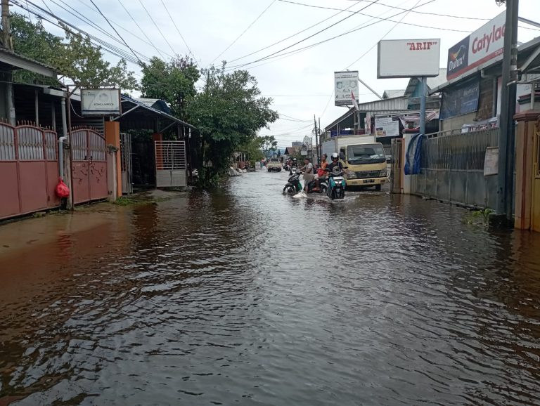 Kawasan di wilayah Pemurus Dalam, Kecamatan Banjarmasin Selatan direndam banjir, Selasa (21/1/2025). Foto: BPBD Kota Banjarmasin