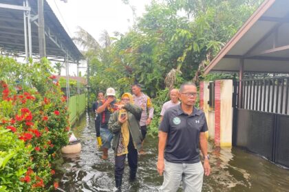 Lurah Pemurus Dalam beserta jajaran dengan di kawal Bhabinkamtibmas lakukan pemantauan warga sakit terdampak banjir, Kamis (23/1/2025).