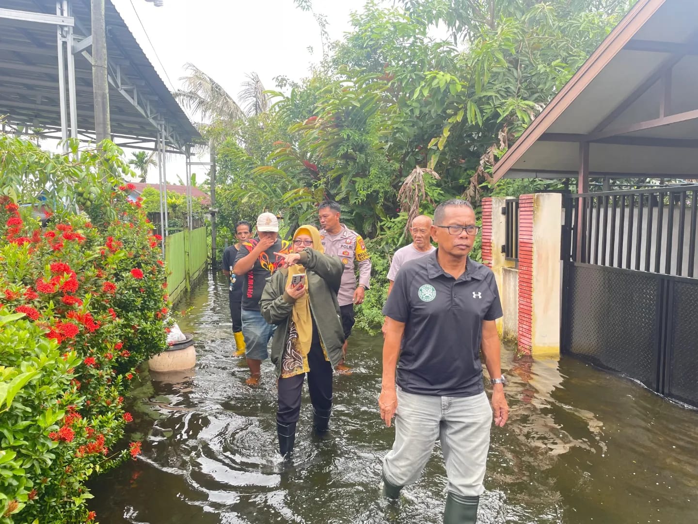 Lurah Pemurus Dalam beserta jajaran dengan di kawal Bhabinkamtibmas lakukan pemantauan warga sakit terdampak banjir, Kamis (23/1/2025).