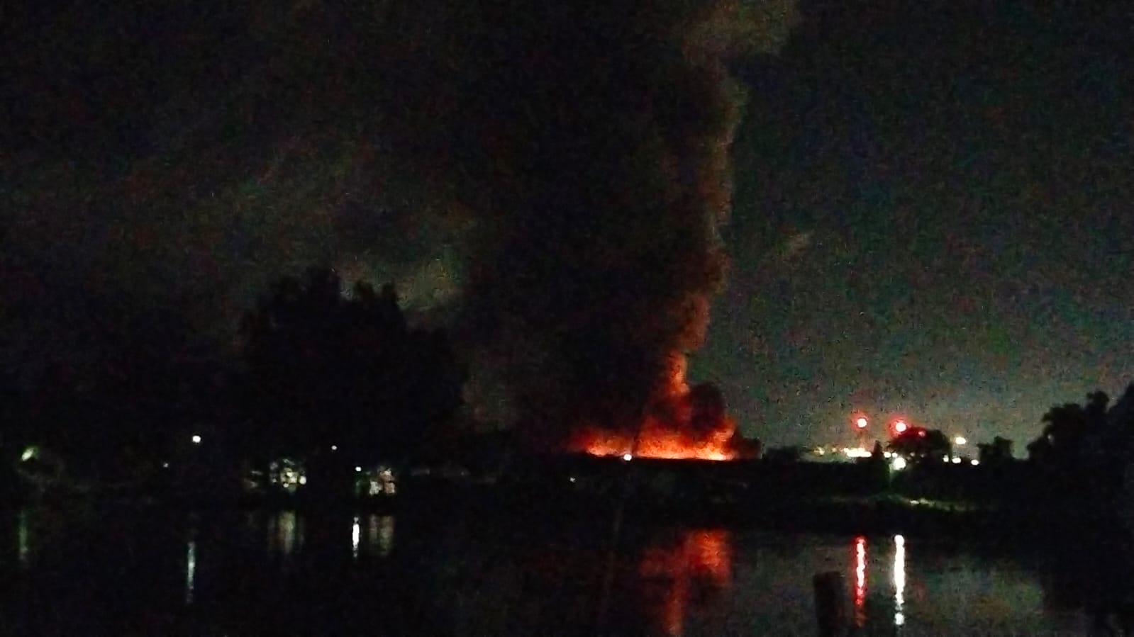 Kebakaran di Jalan Bina Harapan RT.07, Kelurahan Mantuil, Kecamatan Banjarmasin Selatan, Minggu (26/1/2025) malam. Foto: WAG 5W1H