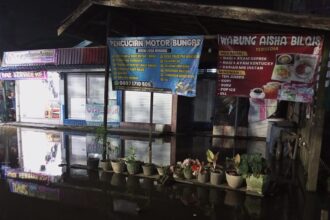 Salah satu rumah warga di Jalan Veteran Komplek Halim yang halaman rumahnya tergenang air, Senin (27/1/2025). Foto: Muhammad AR-siberdbn.com