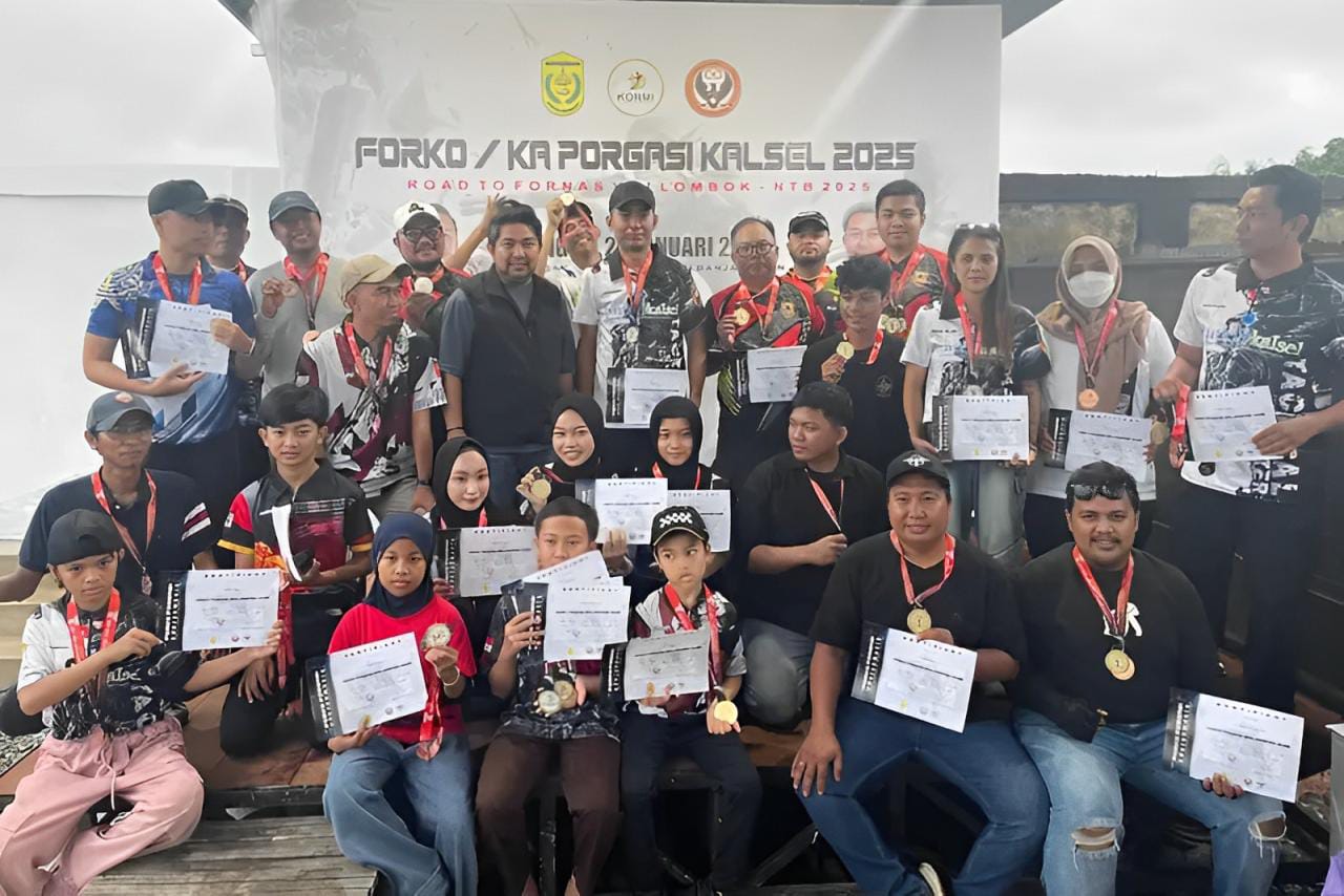 Ketua Pengprov Porgasi Kalsel, M. Syaripuddin berssua foto bersama pemenang pada ajang Forko/Forka 2025 yang dilaksanakan di lapangan uotdoor Porgasi Banjarmasin, Minggu (26/1/2025) Foto: Panitia