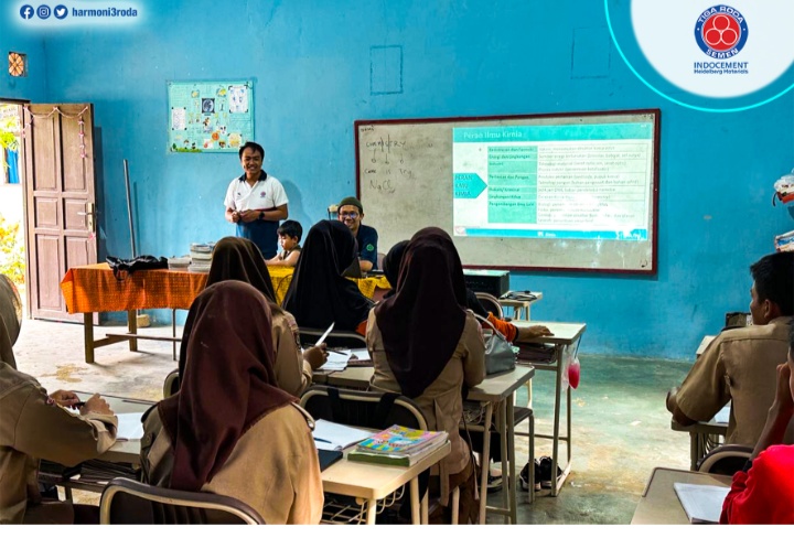 PT Indocement Tunggal Prakarsa tbk, Komplek Tarjun Plant 12 menyelenggarakan program Voluntary Teaching Season 2 di SMA dan SMP Terbuka Desa Langadai, Kecamatan Kelumpang Hilir.