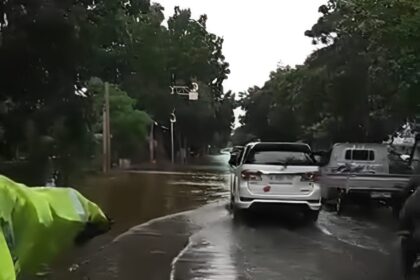 Satlantas Polres Mtero Jakarta Barat menggelar rekayasa arus lalu lintas di ruas jalan yang tergenang akibat banjir, Rabu (29/1/2025). Foto: Tangkapan Layar