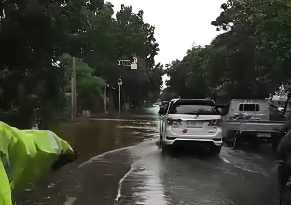 Satlantas Polres Mtero Jakarta Barat menggelar rekayasa arus lalu lintas di ruas jalan yang tergenang akibat banjir, Rabu (29/1/2025). Foto: Tangkapan Layar