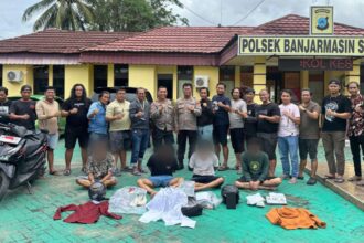 Teks Foto: Tim gabungan berhasil mengamankan 3 pelaku dan seorang pria yang diduga penadah di Mapolsek Banjarmasin Selatan. Foto: Humas Polsek Banjarmasin Selatan